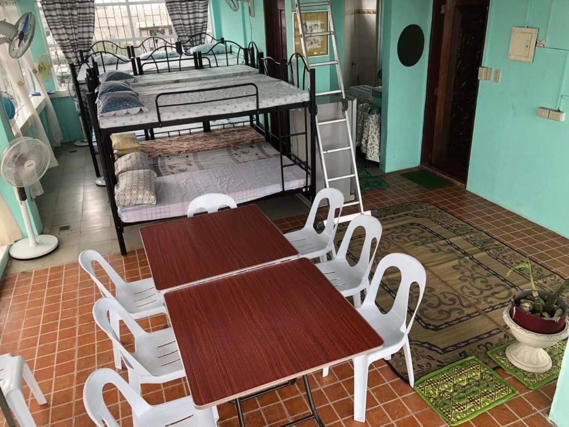 The Mansion - Backpackers Near Airport Apartment Manila Bagian luar foto
